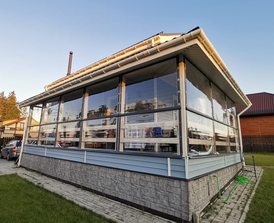 Низ "глухой", верх подъемный